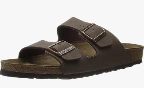 Crocs y sandalias tipo Birkenstock.